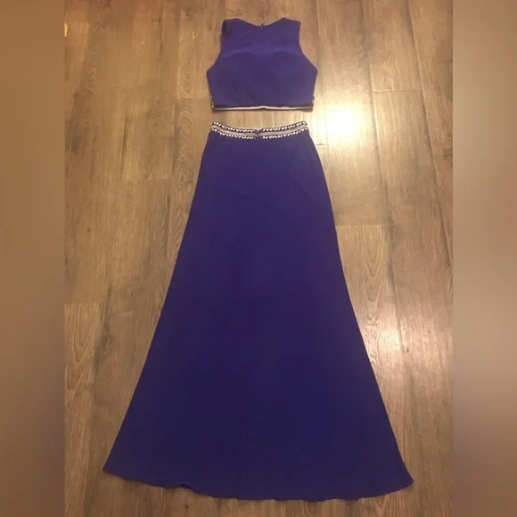 Juniorβs Two Piece Formal Dress Size 1 - Picture 2 of 12